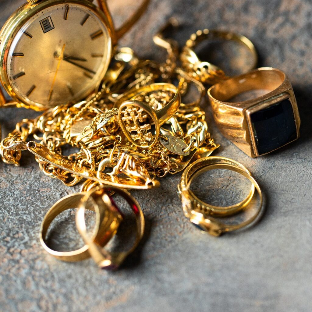 Alter und kaputter Schmuck, Vintage-Uhren vor dunklem Hintergrund. Verkaufen