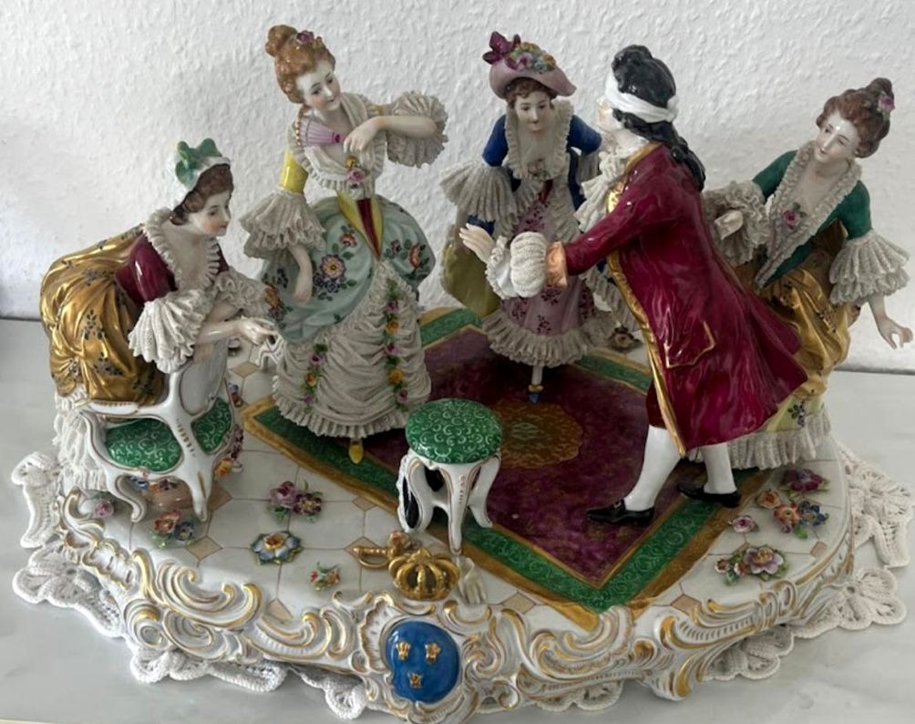 Vier elegant gekleidete Personen und ein Hund in farbenfrohen Rokoko Gewändern